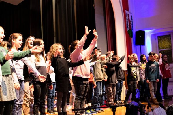 Fast 100 Mitwirkende beim OHG-Herbstkonzert in der Furtwanger Festhalle