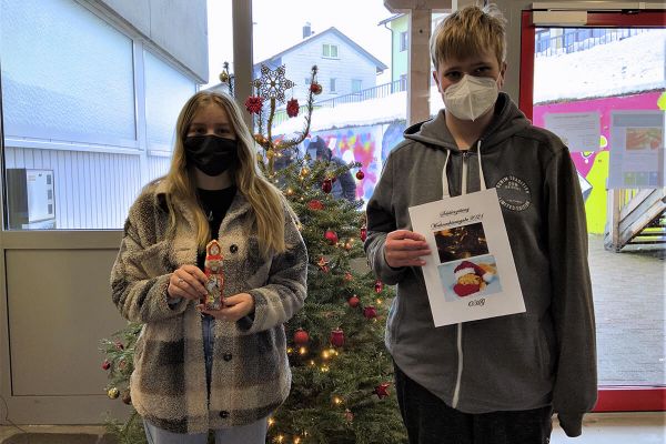 Cora Pfaff, Klasse 12, war maßgeblich an der diesjährigen Nikolaus-Aktion beteiligt. Viggo Sager, Kl. 9, hat als Redakteur der Schülerzeitung mit ihr ein Interview geführt und präsentiert die soeben erschienene Weihnachtsausgabe.