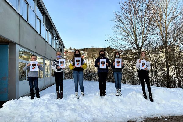 ​​Schüler*innen der Realschule kommen zu einzelnen Unterrichtsstunden in Technik und Musik vom oberen Schulstandort zur Ilbenstraße. Die neue Weihnachtsausgabe der Schülerzeitung, stößt auf großes Interesse – hier bei der 6b und 6 Rb.​​