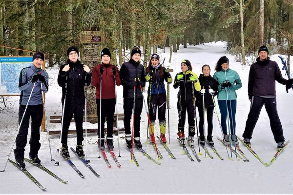 ​Für Realschullehrer Oliver Gibson (rechts) war es eine große Freude, dass in Klasse 10R sein gesamter Sportkurs begeistert am Langlauf-Projekt teilnahm. Dabei halfen die Könner den absoluten Anfängern mit viel Engagement.​